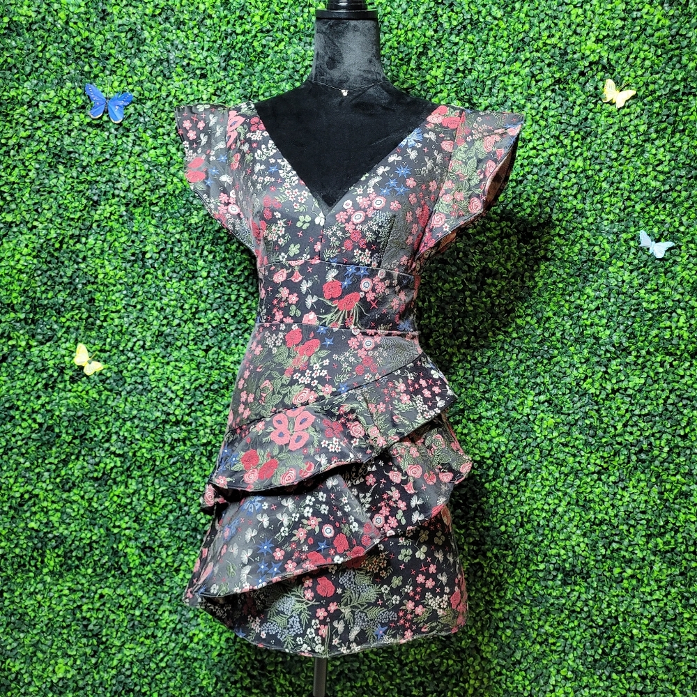 A beautiful Monique Lhuilli Vneck cocktail dress.